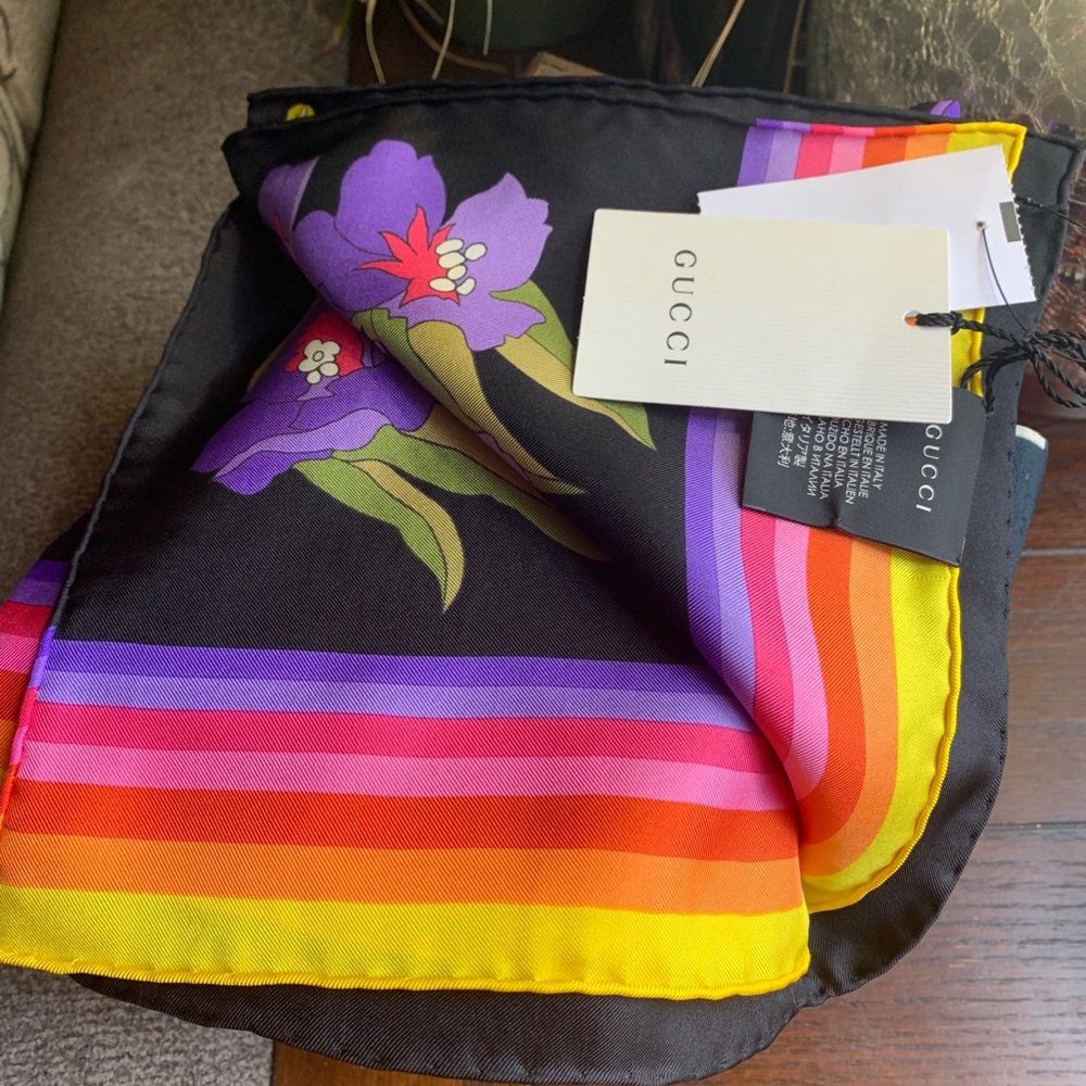 ⛔️SOLD⛔️Authentic GUCCI 34" Square Silk scarf - Picture 6 of 6
